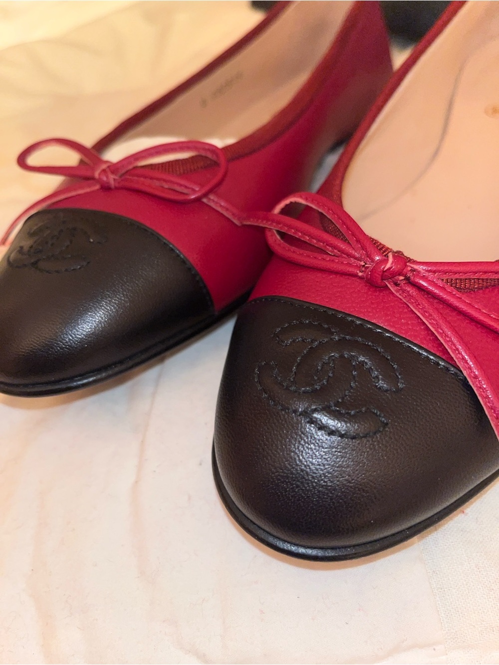 CHANEL 'Ballerines' Rouge et Noir Lambskin Flats - NEVER WORN - Size EU 38.5 - Picture 4 of 16